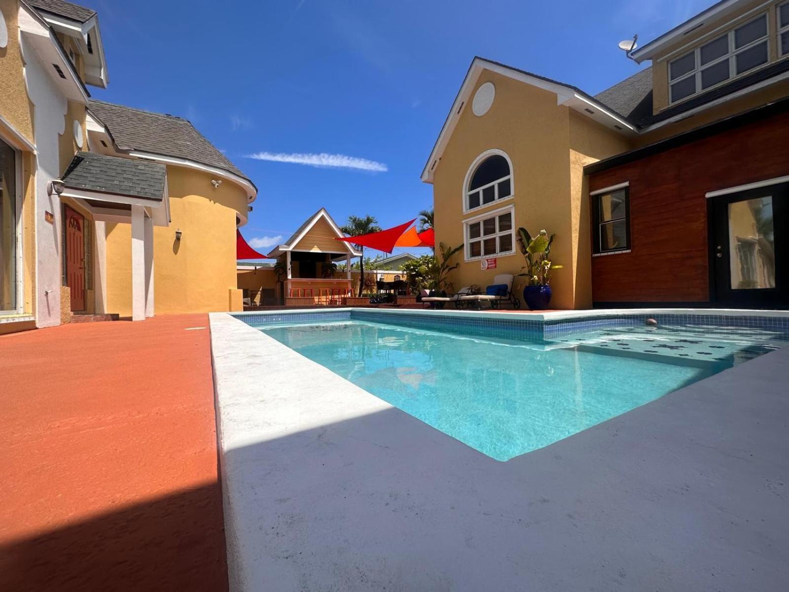 Brownstone Guesthouses Нассау Екстер'єр фото